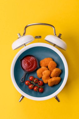 Tavuk nugget, soslu kızarmış yemek. Kaliteli çalar saat üzerinde fast food konsepti