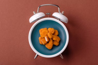Tavuk nugget, soslu kızarmış yemek. Kaliteli çalar saat üzerinde fast food konsepti