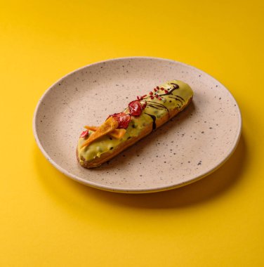 Fransız yemeği, çikolata dolgulu tatlı ve renkli kremayla kaplı. Tasarımınız için tatlı bir ekin