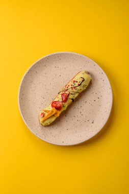 Fransız yemeği, çikolata dolgulu tatlı ve renkli kremayla kaplı. Tasarımınız için tatlı bir ekin