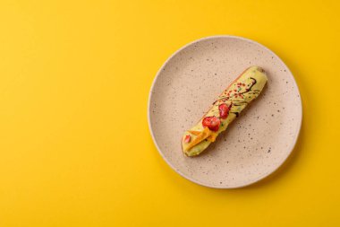 Fransız yemeği, çikolata dolgulu tatlı ve renkli kremayla kaplı. Tasarımınız için tatlı bir ekin