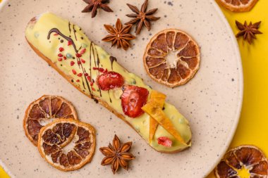 Fransız yemeği, çikolata dolgulu tatlı ve renkli kremayla kaplı. Tasarımınız için tatlı bir ekin