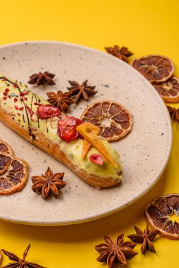 Fransız yemeği, çikolata dolgulu tatlı ve renkli kremayla kaplı. Tasarımınız için tatlı bir ekin