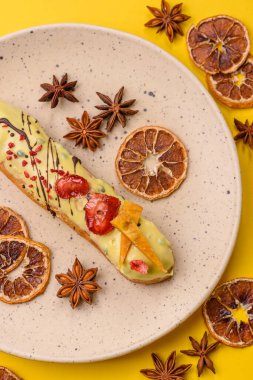 Fransız yemeği, çikolata dolgulu tatlı ve renkli kremayla kaplı. Tasarımınız için tatlı bir ekin