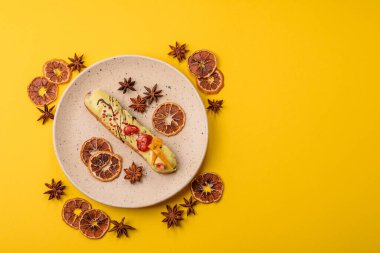 Fransız yemeği, çikolata dolgulu tatlı ve renkli kremayla kaplı. Tasarımınız için tatlı bir ekin