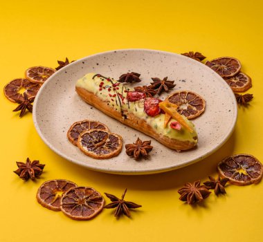 Fransız yemeği, çikolata dolgulu tatlı ve renkli kremayla kaplı. Tasarımınız için tatlı bir ekin