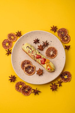 Fransız yemeği, çikolata dolgulu tatlı ve renkli kremayla kaplı. Tasarımınız için tatlı bir ekin