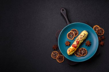 Fransız yemeği, çikolata dolgulu tatlı ve renkli kremayla kaplı. Tasarımınız için tatlı bir ekin