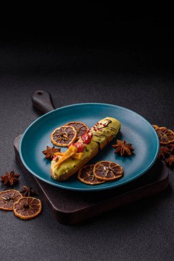 Fransız yemeği, çikolata dolgulu tatlı ve renkli kremayla kaplı. Tasarımınız için tatlı bir ekin