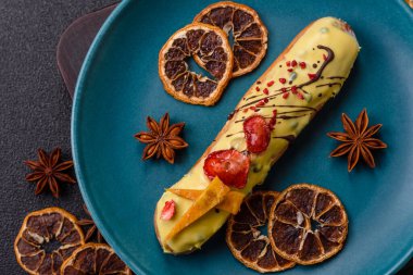 Fransız yemeği, çikolata dolgulu tatlı ve renkli kremayla kaplı. Tasarımınız için tatlı bir ekin