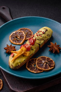 Fransız yemeği, çikolata dolgulu tatlı ve renkli kremayla kaplı. Tasarımınız için tatlı bir ekin