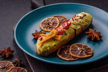 Fransız yemeği, çikolata dolgulu tatlı ve renkli kremayla kaplı. Tasarımınız için tatlı bir ekin