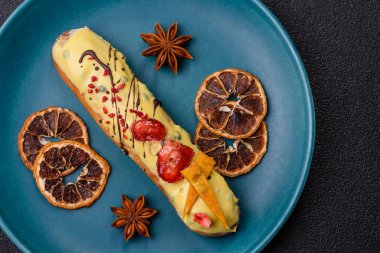 Fransız yemeği, çikolata dolgulu tatlı ve renkli kremayla kaplı. Tasarımınız için tatlı bir ekin