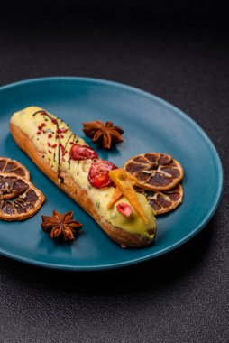 Fransız yemeği, çikolata dolgulu tatlı ve renkli kremayla kaplı. Tasarımınız için tatlı bir ekin