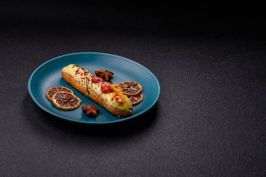 Fransız yemeği, çikolata dolgulu tatlı ve renkli kremayla kaplı. Tasarımınız için tatlı bir ekin