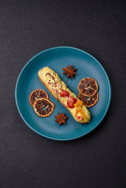 Fransız yemeği, çikolata dolgulu tatlı ve renkli kremayla kaplı. Tasarımınız için tatlı bir ekin