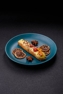 Fransız yemeği, çikolata dolgulu tatlı ve renkli kremayla kaplı. Tasarımınız için tatlı bir ekin