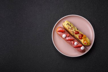 Fransız yemeği, çikolata dolgulu tatlı ve renkli kremayla kaplı. Tasarımınız için tatlı bir ekin