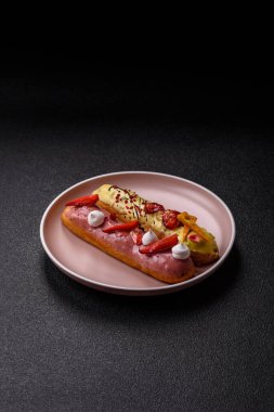 Fransız yemeği, çikolata dolgulu tatlı ve renkli kremayla kaplı. Tasarımınız için tatlı bir ekin