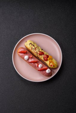 Fransız yemeği, çikolata dolgulu tatlı ve renkli kremayla kaplı. Tasarımınız için tatlı bir ekin