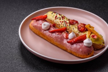 Fransız yemeği, çikolata dolgulu tatlı ve renkli kremayla kaplı. Tasarımınız için tatlı bir ekin