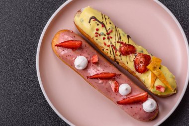 Fransız yemeği, çikolata dolgulu tatlı ve renkli kremayla kaplı. Tasarımınız için tatlı bir ekin