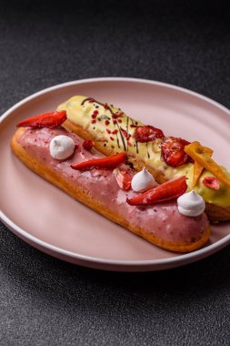 Fransız yemeği, çikolata dolgulu tatlı ve renkli kremayla kaplı. Tasarımınız için tatlı bir ekin