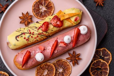 Fransız yemeği, çikolata dolgulu tatlı ve renkli kremayla kaplı. Tasarımınız için tatlı bir ekin