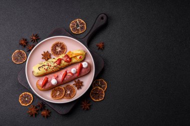 Fransız yemeği, çikolata dolgulu tatlı ve renkli kremayla kaplı. Tasarımınız için tatlı bir ekin