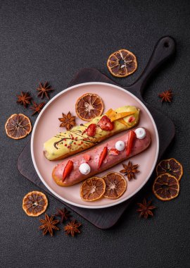 Fransız yemeği, çikolata dolgulu tatlı ve renkli kremayla kaplı. Tasarımınız için tatlı bir ekin