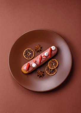 Fransız yemeği, çikolata dolgulu tatlı ve renkli kremayla kaplı. Tasarımınız için tatlı bir ekin