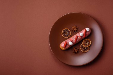 Fransız yemeği, çikolata dolgulu tatlı ve renkli kremayla kaplı. Tasarımınız için tatlı bir ekin