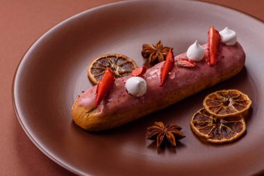 Fransız yemeği, çikolata dolgulu tatlı ve renkli kremayla kaplı. Tasarımınız için tatlı bir ekin