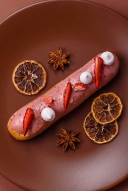 Fransız yemeği, çikolata dolgulu tatlı ve renkli kremayla kaplı. Tasarımınız için tatlı bir ekin