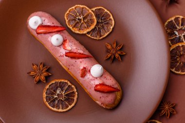 Fransız yemeği, çikolata dolgulu tatlı ve renkli kremayla kaplı. Tasarımınız için tatlı bir ekin