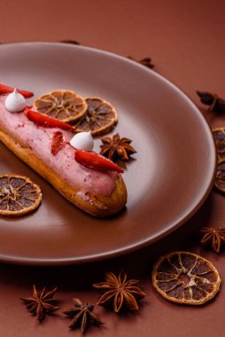 Fransız yemeği, çikolata dolgulu tatlı ve renkli kremayla kaplı. Tasarımınız için tatlı bir ekin