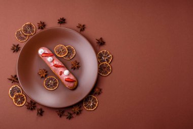 Fransız yemeği, çikolata dolgulu tatlı ve renkli kremayla kaplı. Tasarımınız için tatlı bir ekin