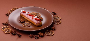 Fransız yemeği, çikolata dolgulu tatlı ve renkli kremayla kaplı. Tasarımınız için tatlı bir ekin