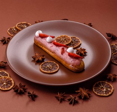 Fransız yemeği, çikolata dolgulu tatlı ve renkli kremayla kaplı. Tasarımınız için tatlı bir ekin