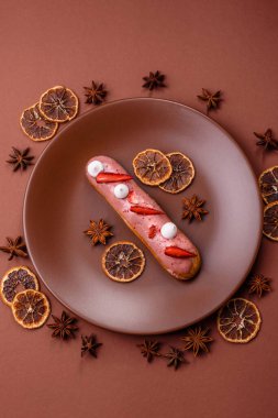 Fransız yemeği, çikolata dolgulu tatlı ve renkli kremayla kaplı. Tasarımınız için tatlı bir ekin