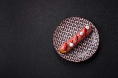 Fransız yemeği, çikolata dolgulu tatlı ve renkli kremayla kaplı. Tasarımınız için tatlı bir ekin