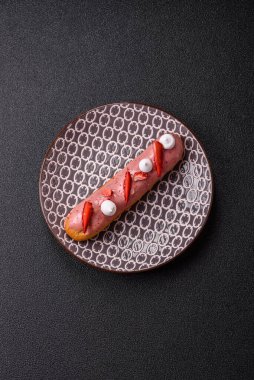 Fransız yemeği, çikolata dolgulu tatlı ve renkli kremayla kaplı. Tasarımınız için tatlı bir ekin