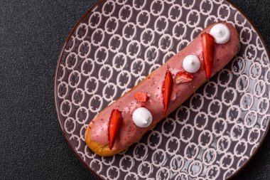 Fransız yemeği, çikolata dolgulu tatlı ve renkli kremayla kaplı. Tasarımınız için tatlı bir ekin