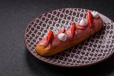 Fransız yemeği, çikolata dolgulu tatlı ve renkli kremayla kaplı. Tasarımınız için tatlı bir ekin