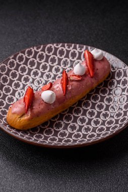 Fransız yemeği, çikolata dolgulu tatlı ve renkli kremayla kaplı. Tasarımınız için tatlı bir ekin