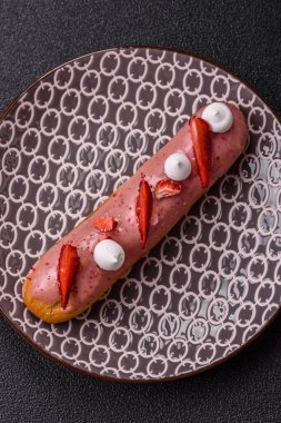 Fransız yemeği, çikolata dolgulu tatlı ve renkli kremayla kaplı. Tasarımınız için tatlı bir ekin