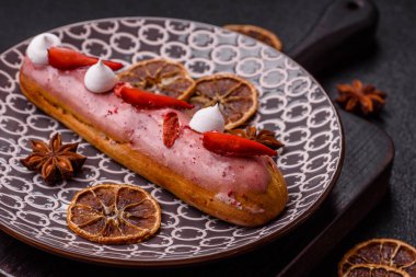 Fransız yemeği, çikolata dolgulu tatlı ve renkli kremayla kaplı. Tasarımınız için tatlı bir ekin