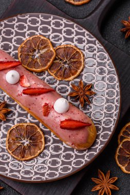 Fransız yemeği, çikolata dolgulu tatlı ve renkli kremayla kaplı. Tasarımınız için tatlı bir ekin