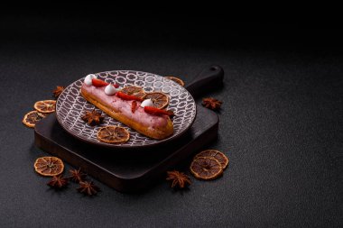 Fransız yemeği, çikolata dolgulu tatlı ve renkli kremayla kaplı. Tasarımınız için tatlı bir ekin