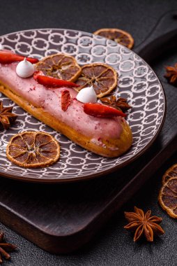 Fransız yemeği, çikolata dolgulu tatlı ve renkli kremayla kaplı. Tasarımınız için tatlı bir ekin